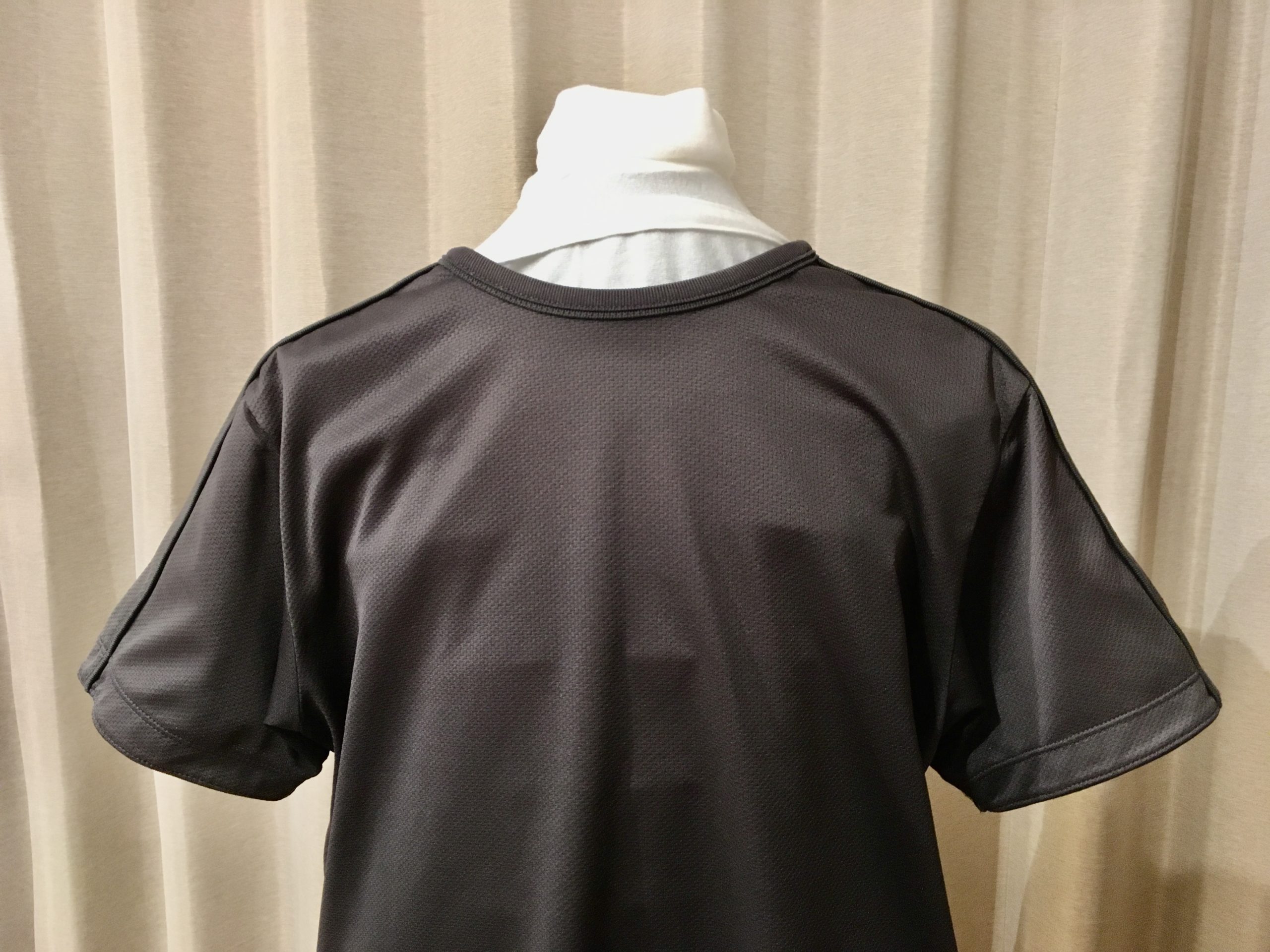 ｔシャツへワイヤレスピンマイク ラベリアマイク を仕込む場合の装着方法 送信機の隠し方 つくし屋