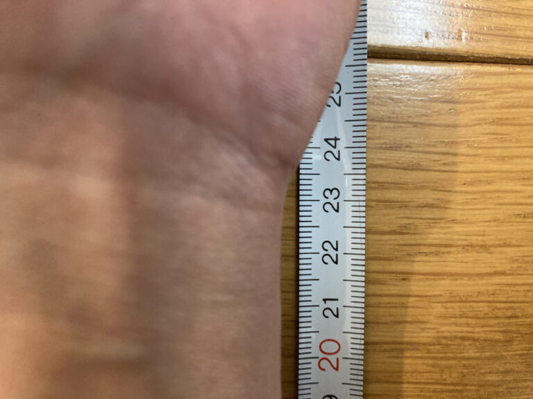 腕の長さの平均はどれくらい?どこからどこまで?男女の目安や測り方|つくし屋 腕の長さの平均はどれくらい?どこからどこまで?男女の目安や測り方|つくし屋